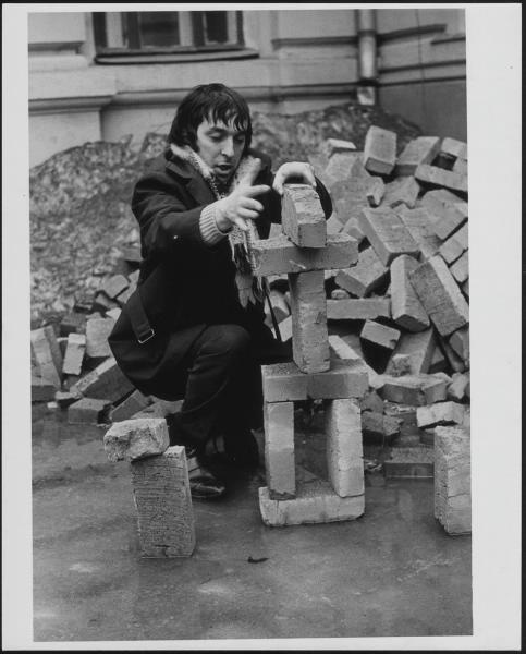 Леонид Енгибаров строит башню, 4 апреля 1969, г. Москва. Выставка «"Философ на манеже". Грустный клоун Леонид Енгибаров» с этой фотографией.