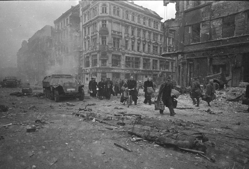 Мирные жители, возвращающиеся в Берлин, 1945 год, Германия, г. Берлин