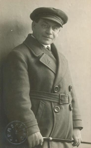 Портрет мужчины в пальто, 1910-е