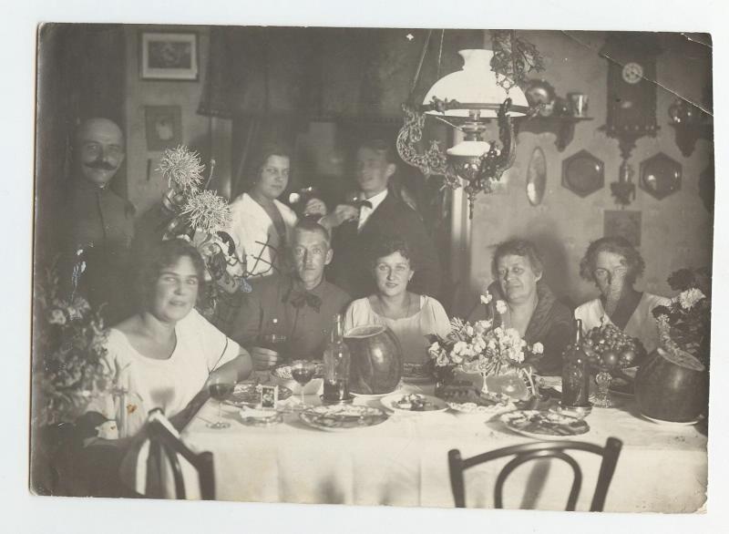 День рождения, 1920 год. Выставка «Арбуз или дыня?» с этой фотографией.