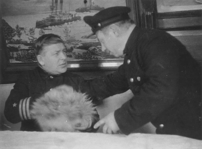 Иван Папанин, 19 февраля 1938 - 17 марта 1938. Высадка экспедиции на лед была выполнена 21 мая 1937 года. Официальное открытие дрейфующей станции «Северный полюс-1» состоялось 6 июня 1937 года. Через 9 месяцев дрейфа (274 дня) на юг станция была вынесена в Гренландское море, льдина проплыла более 2000 км. Ледокольные пароходы «Таймыр» и «Мурман» сняли полярников 19 февраля 1938 года.