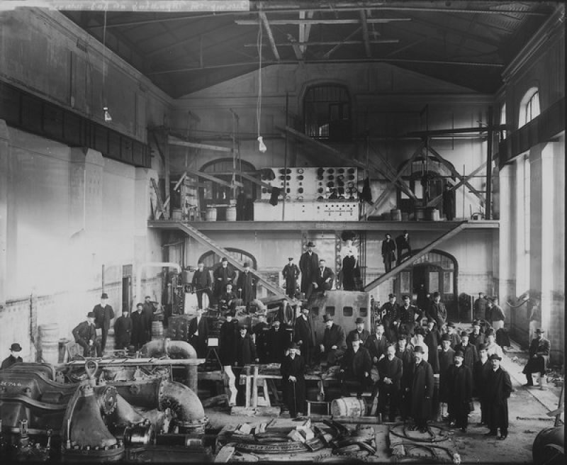 Общество «Вестингауз». Гости осматривают машинный зал Центральной электрической станции трамвая, 1 октября 1907, г. Санкт-Петербург