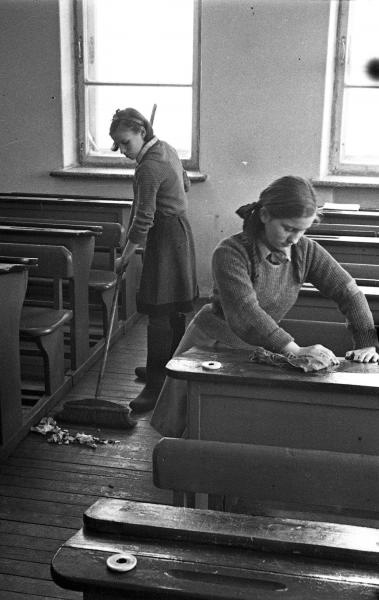 Уборка класса в школе № 113, 1949 год, г. Москва