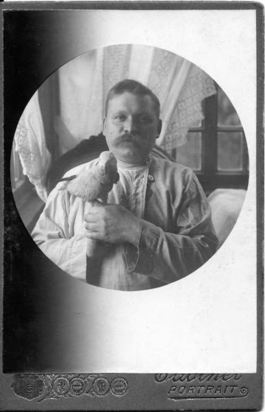 Портрет мужчины с попугаем, 1910-е